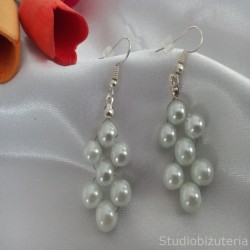 Kolczyki białe perły w eleganckim stylu.