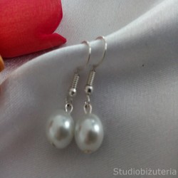 Kolczyki białe perły.