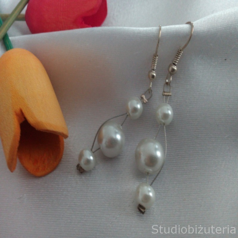 Kolczyki wiszące perły białe.