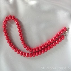 Korale perły w kolorze czerwonym.