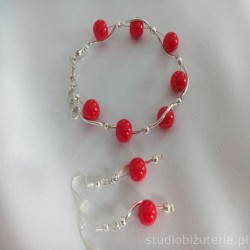 Komplety biżuterii z koralików czerwonych w eleganckim stylu.